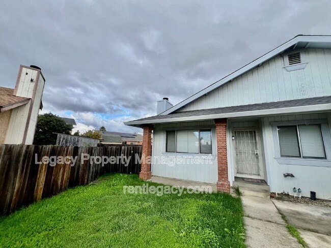 Building Photo - 827 Crested Dr