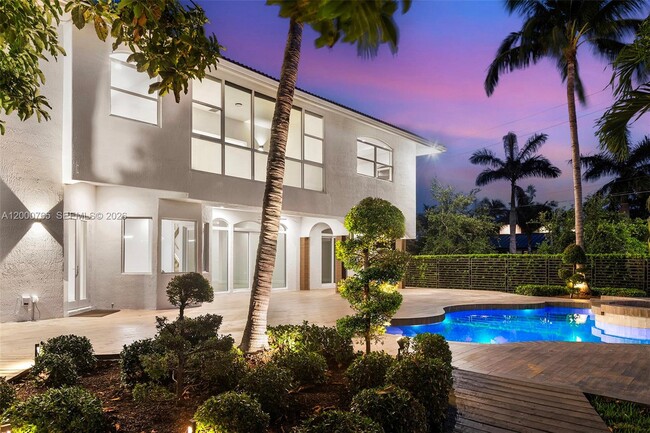 Building Photo - 552 Palm Dr