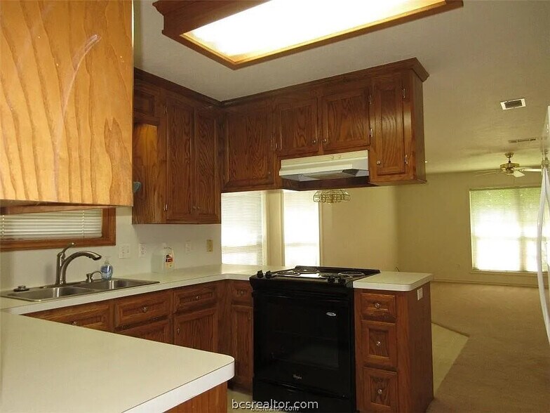 Building Photo - 704 Aster Dr