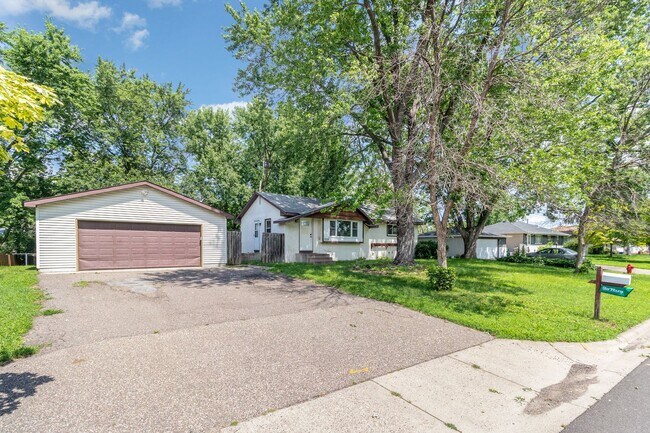 Building Photo - Spacious 5bed|2bath Home w/ Large Backyard & Garage