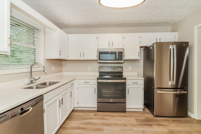 Building Photo - 909 N Lassetter Cir