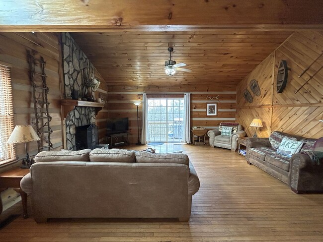 Building Photo - Spacious Log Home, Close to Campus, and wi...