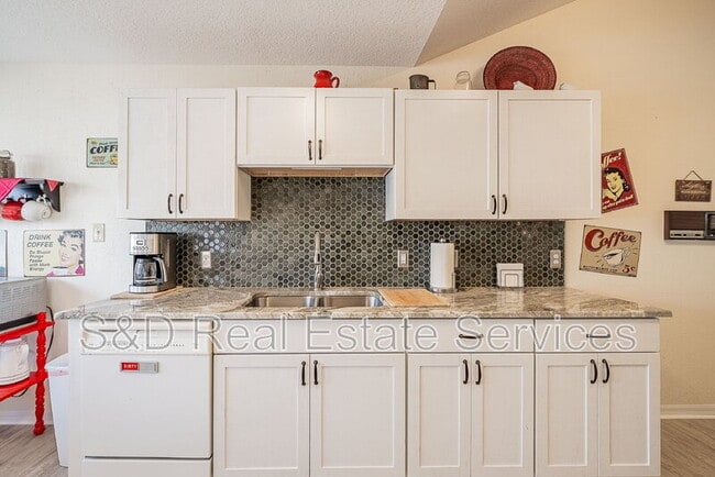 Building Photo - 6042 Seagull Ln