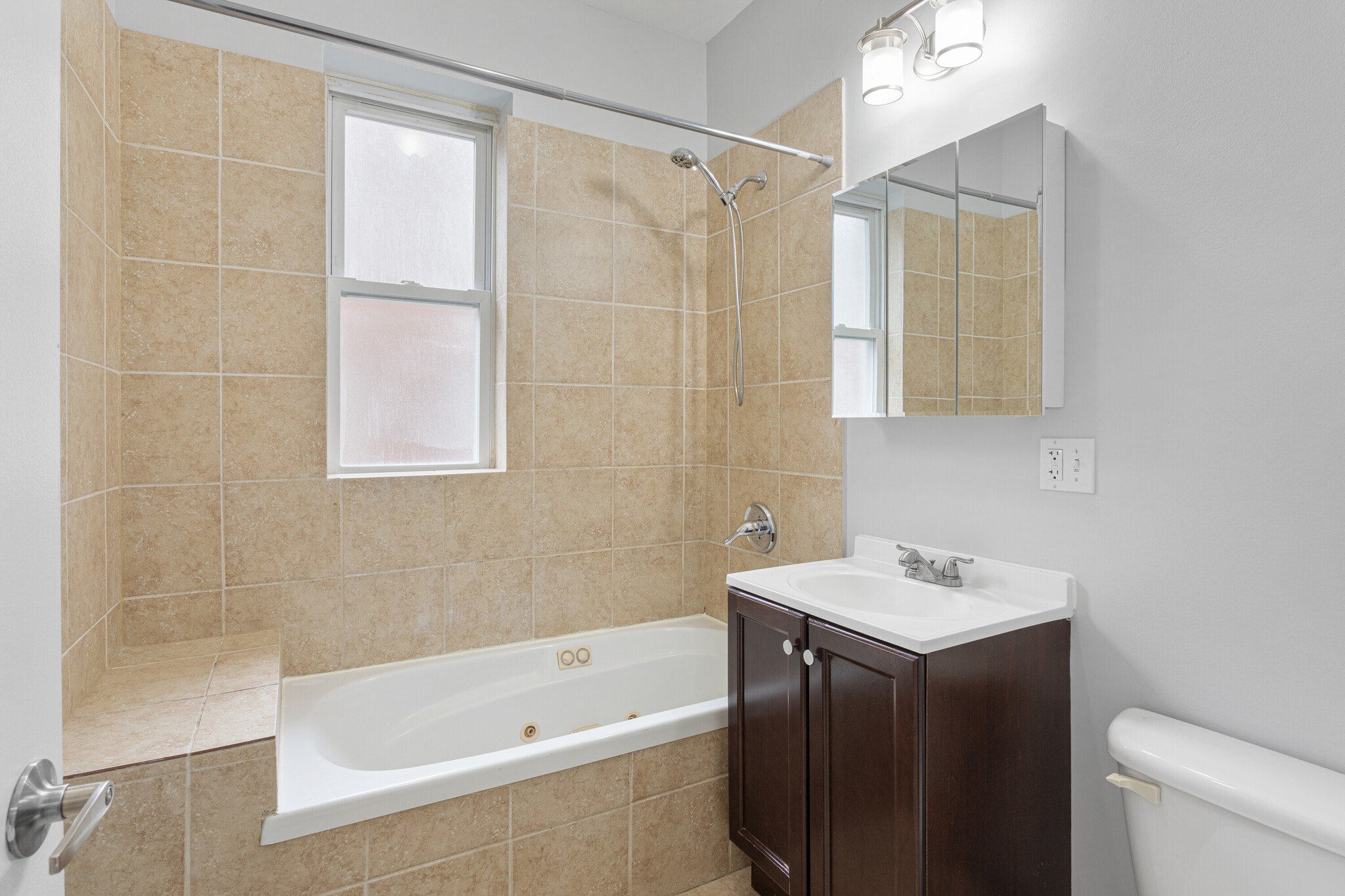 Building Photo - 2001 W Jarvis Ave