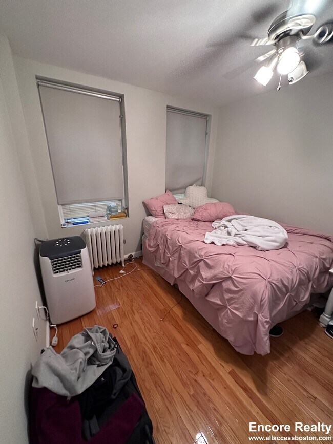 Building Photo - 220 Hanover St