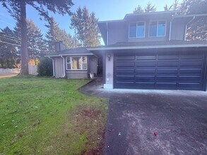 Building Photo - Charming Puyallup Home – Spacious & Updated