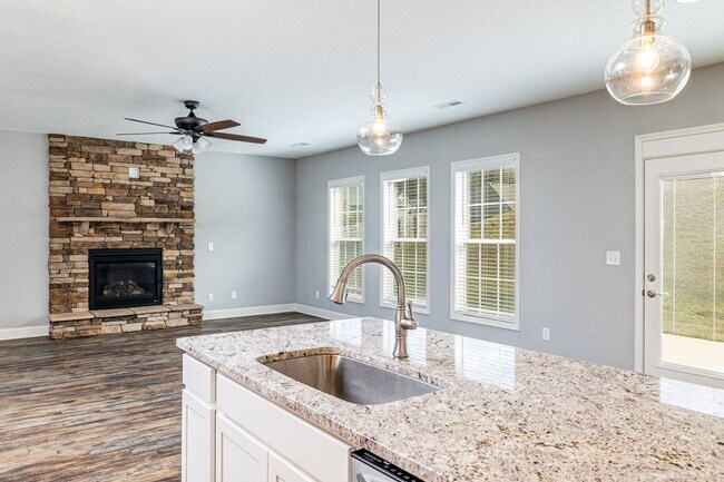 Building Photo - Maryville 37801 - 4 bedroom, 2.5 bath home...