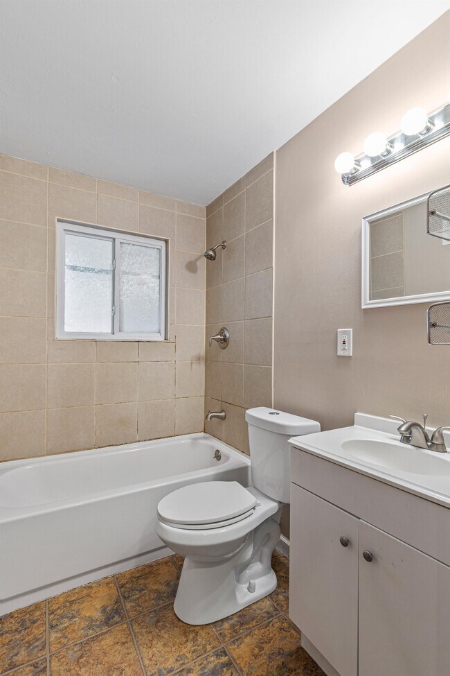 Building Photo - 1040 Bluefield Dr