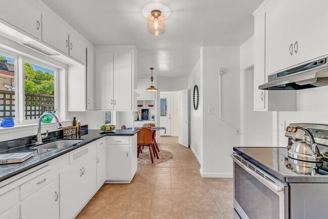 Building Photo - Charming Updated Oakland Home for Lease