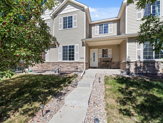 Building Photo - Spacious 3 Bed 2.5 Bath in Cheyenne Availa...