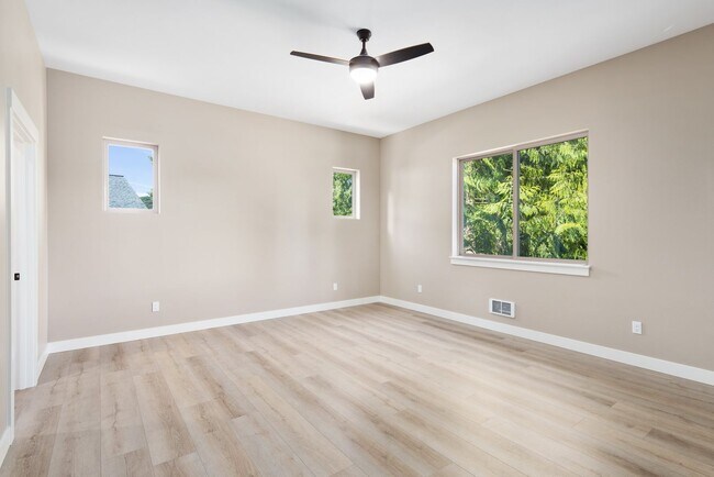 Building Photo - Beautiful 2 bedroom Home Over Looking Lake...
