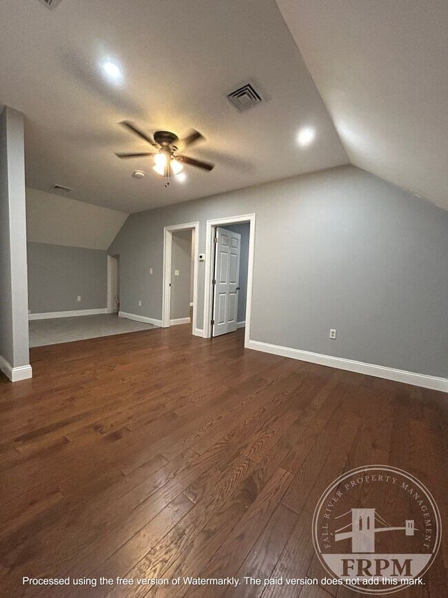 Building Photo - 176 Snell St