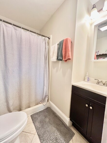 Building Photo - 717 Parker St