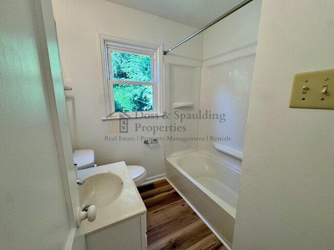 Building Photo - 1617 Roseland St