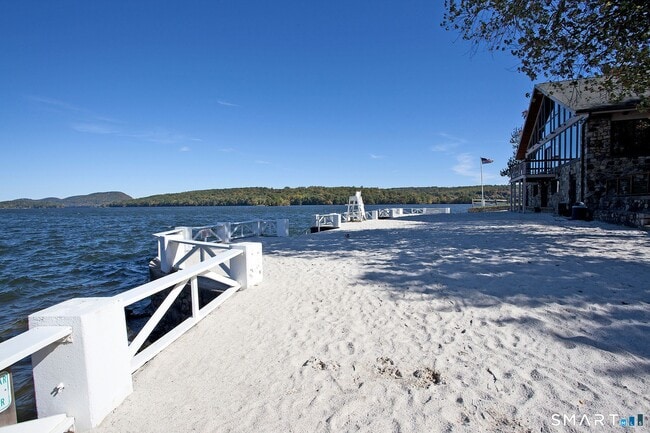 Building Photo - 28 Fox Run