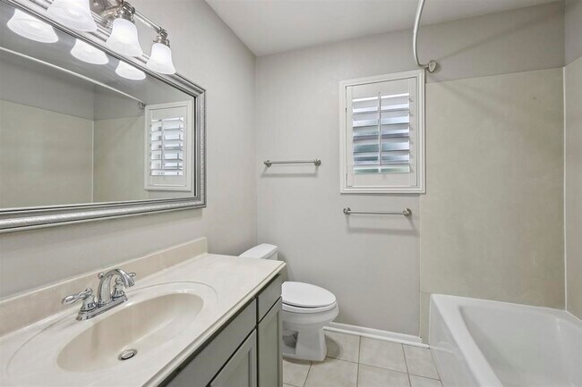Building Photo - 1135 Ivy Ln