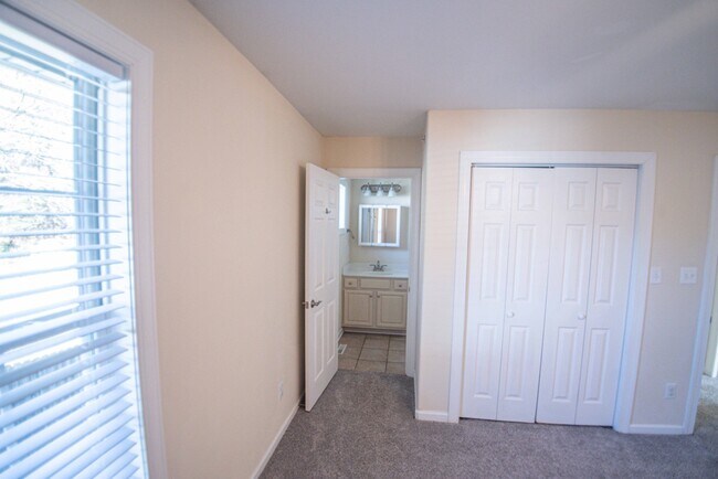 Building Photo - 614 N Center St