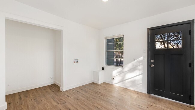 Building Photo - 2600 Morales St