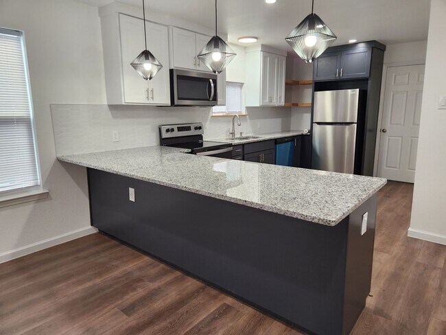 Building Photo - MODERN DECORATED HOUSE | 4 BEDROOM | 2 BATH | COVERED PATIO | CASITA WITH KITCHEN, BATH & LAUNDRY