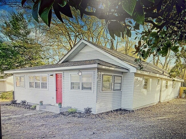 Building Photo - Cute Home Downtown Easley