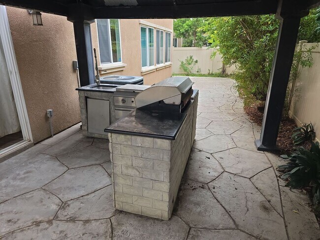 Building Photo - Love living near the Beach into this spacious 5 bedroom home