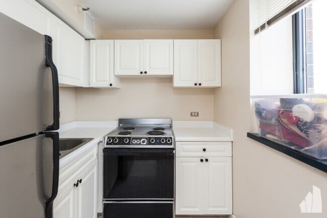 Building Photo - 3660 NORTH lake shore DRIVE, #1016