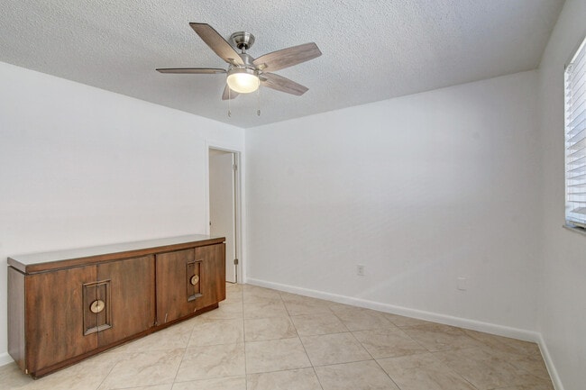 Building Photo - 600 SW 2nd Ave