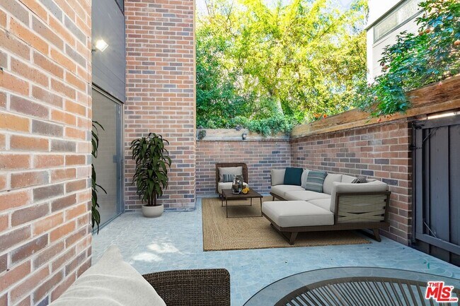 Building Photo - 9323 Burton Wy