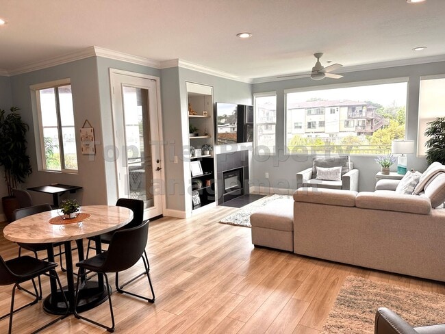 Building Photo - ***Beautiful 2 bed / 2 bath Townhome in Co...