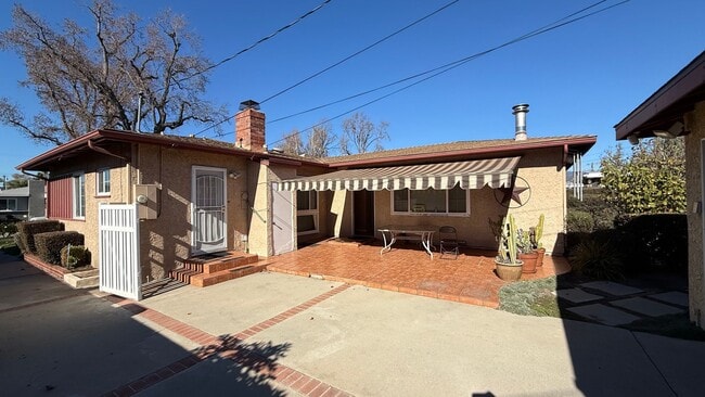 Building Photo - Large 3 bedroom home on beautifully landscaped lot