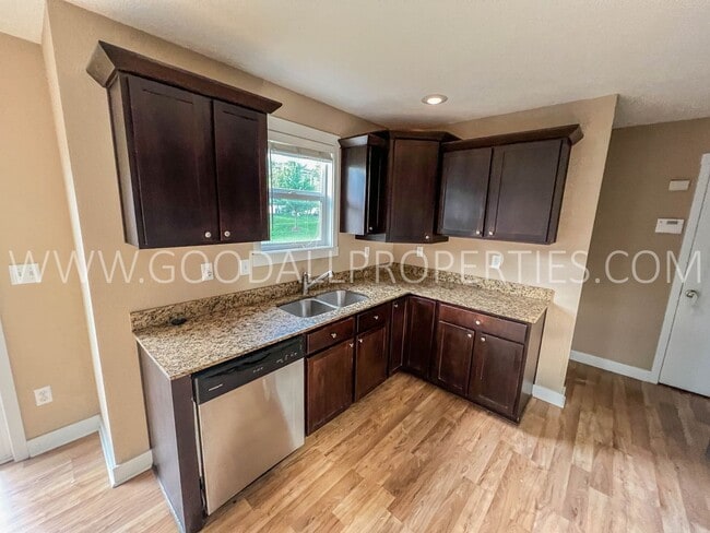 Building Photo - 1903 SE Clover Ridge Dr