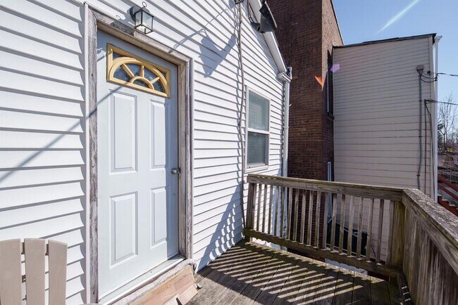 Building Photo - 547 1st St