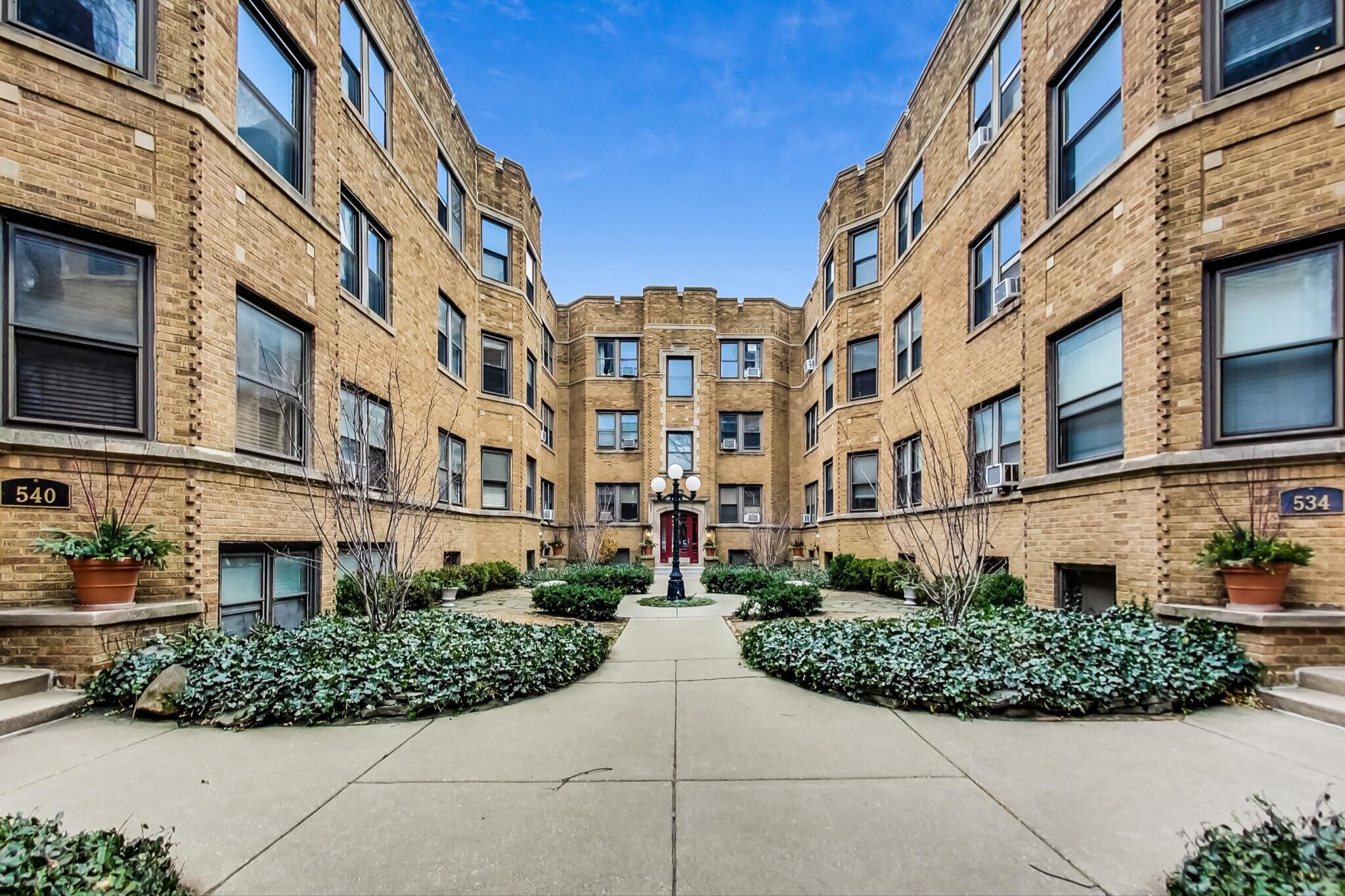 Building Photo - 540 W Cornelia Ave