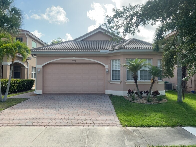 Primary Photo - 996 NW Leonardo Cir