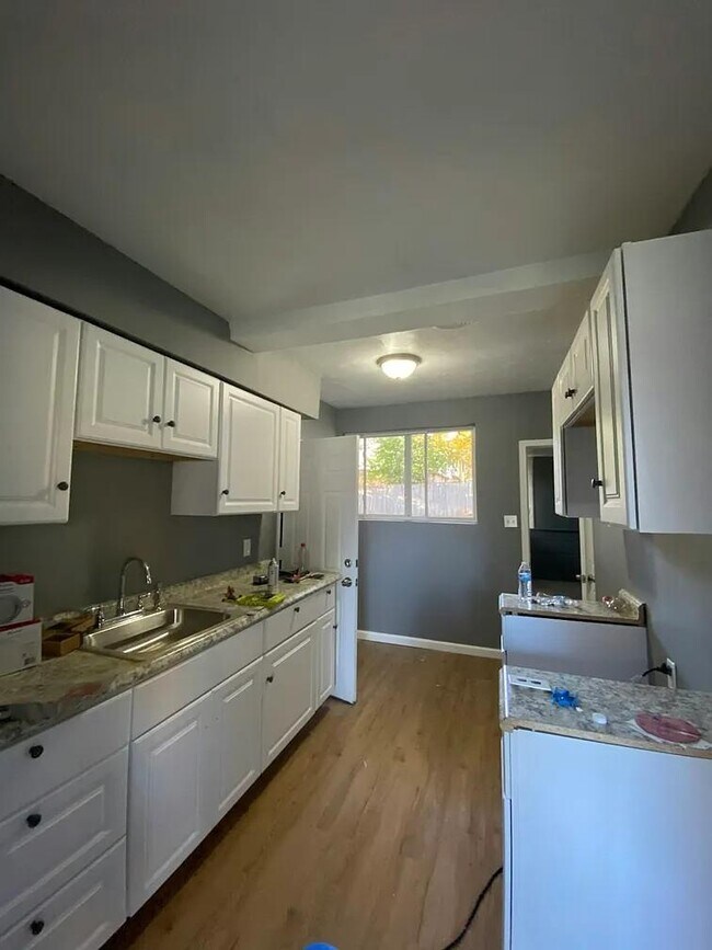 Building Photo - 933 Russel Avenue