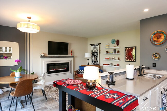 Building Photo - 36 Turn of River Rd