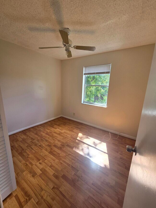 Building Photo - 10710 La Placida Dr