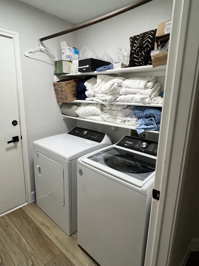 Building Photo - PRELEASING FOR MID JANUARY!  3 bedroom off of 183!