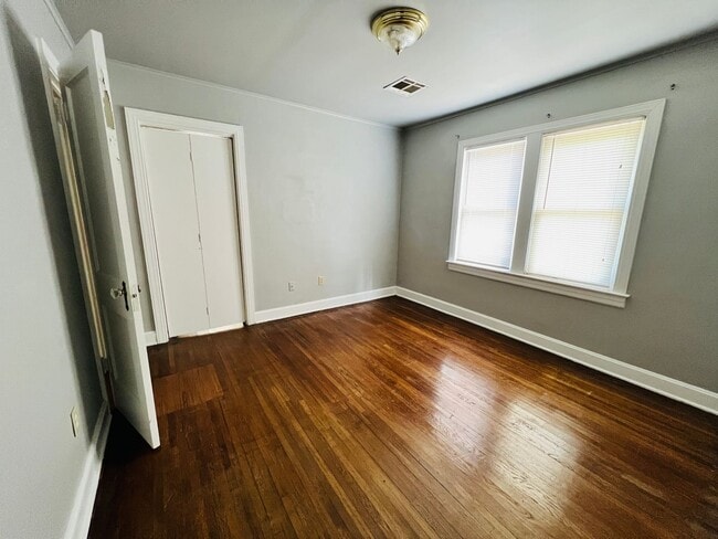 Building Photo - Nice 3 Bedroom 1 Bathroom Home With Detach...