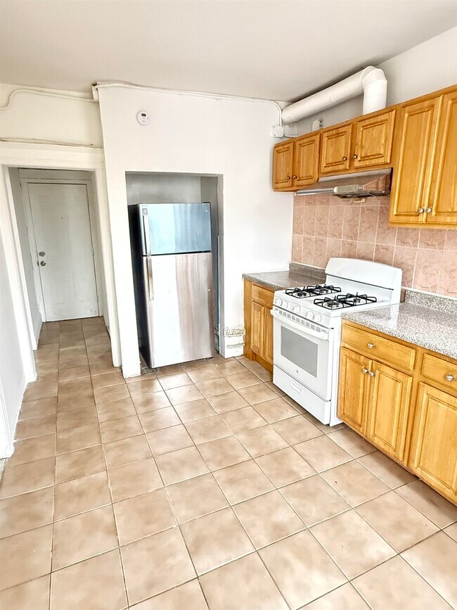 Building Photo - 572 West Side Ave