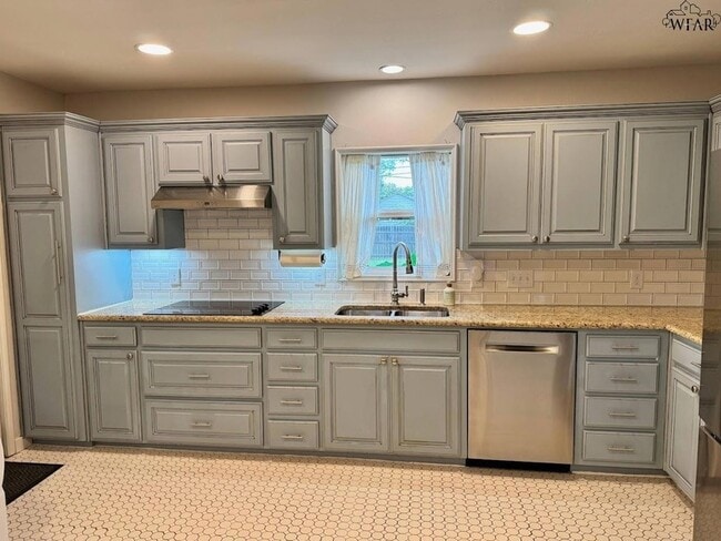 Building Photo - 1716 Victory Ave