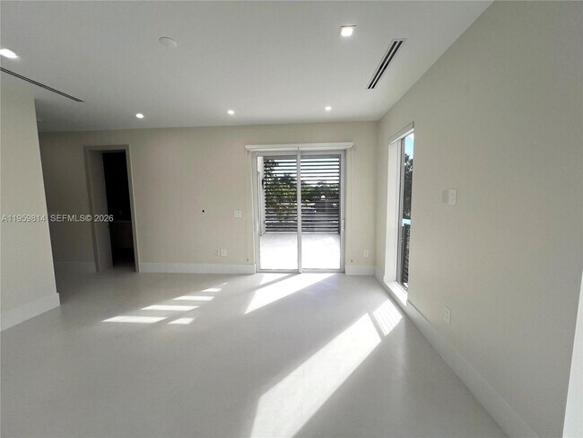 Building Photo - 7850 SW 67th Ave