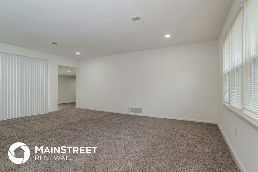 Building Photo - 7411 NW Oak Dr