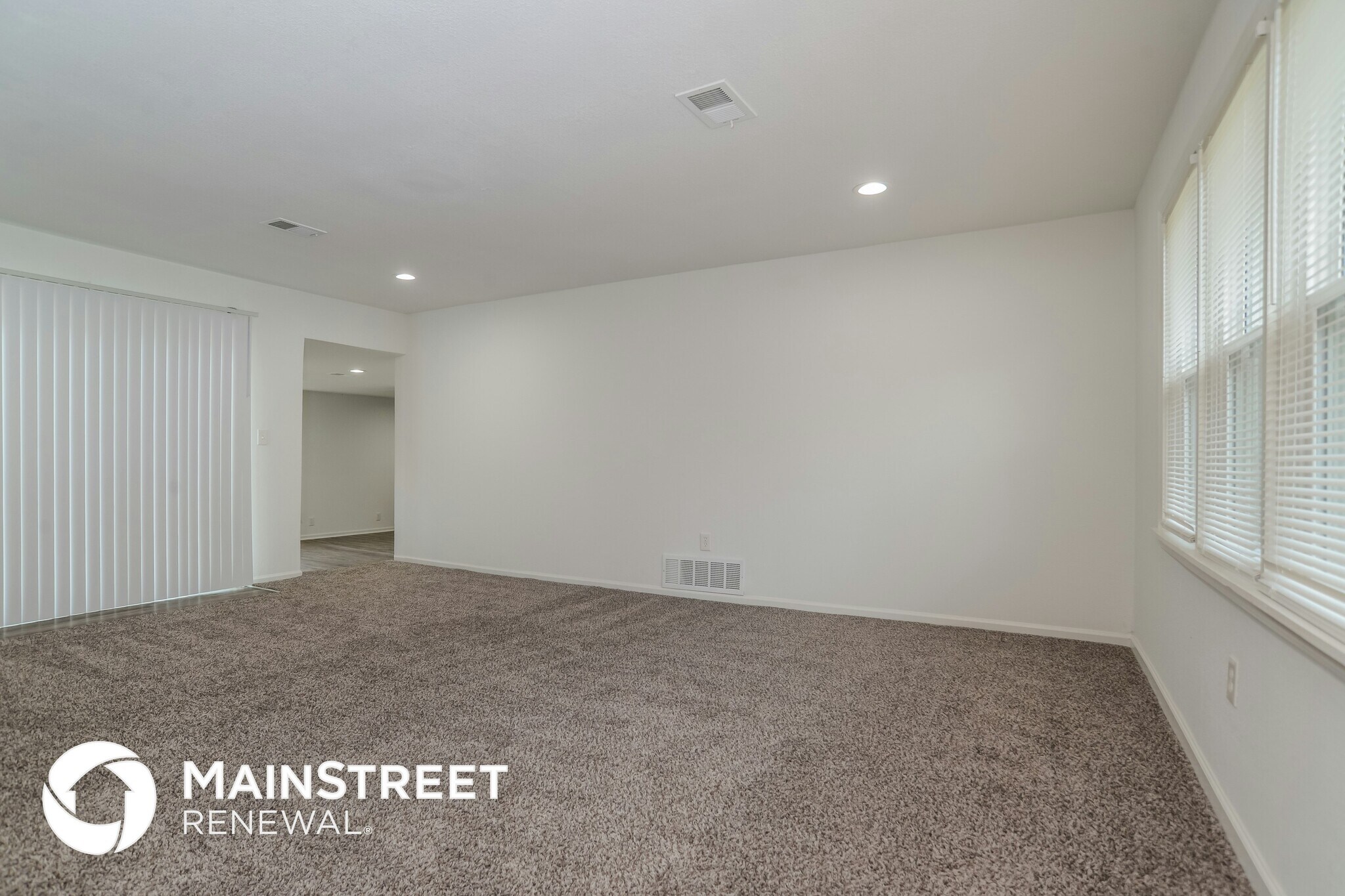 Building Photo - 7411 NW Oak Dr