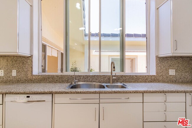 Building Photo - 480 N Robinwood Dr