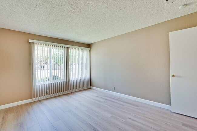 Building Photo - Remodeled 2 Bed 1 Bath Condo!