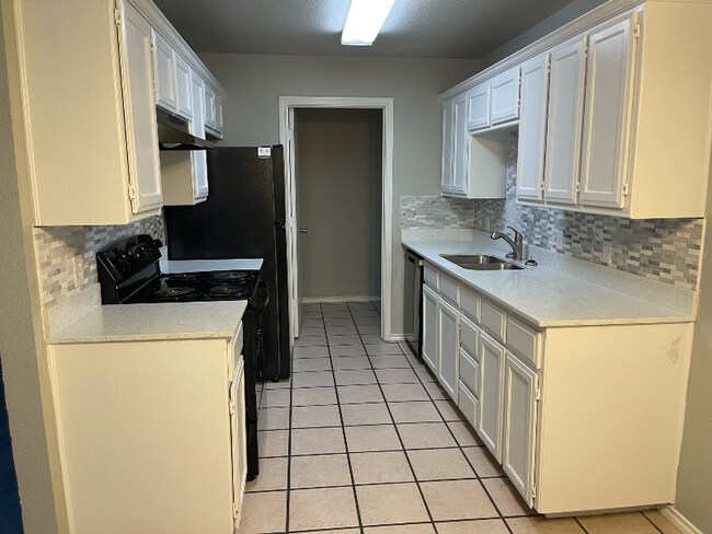 Building Photo - 502 N Sewell Dr