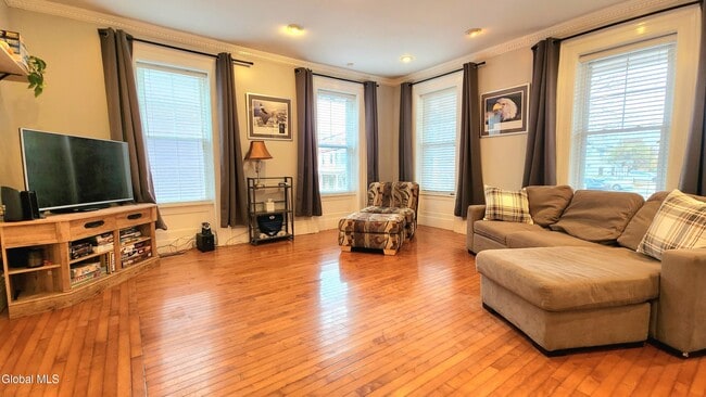 Building Photo - 76 Caroline St