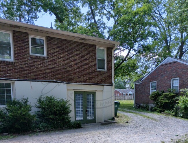 Building Photo - Cozy Garden Apartment in Donelson with a Spring Special!
