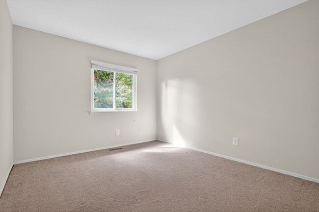 Building Photo - Charming End-Unit Townhome in Sought-After...